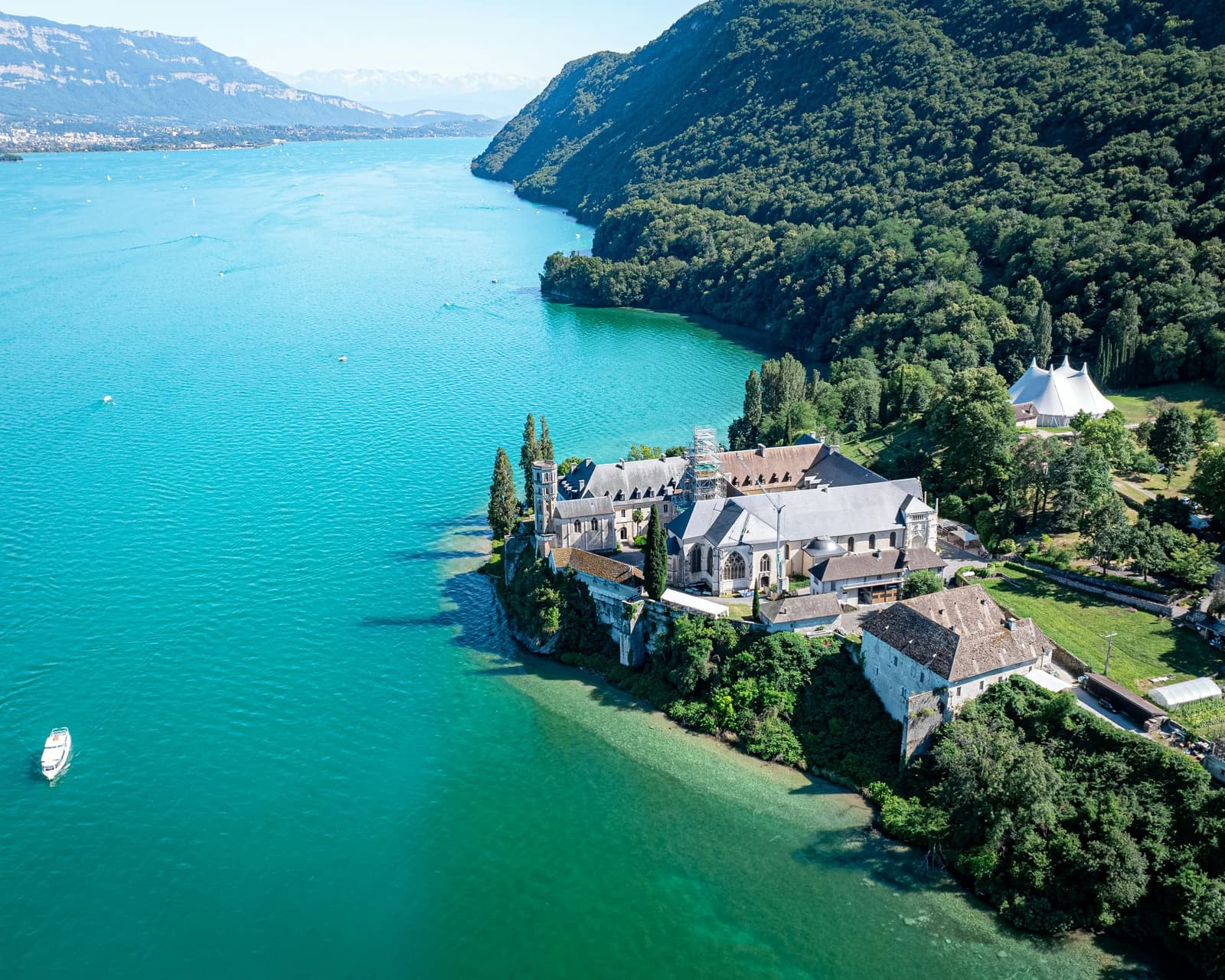 Abbaye de Hautecombe, rive ouest du lac du Bourget