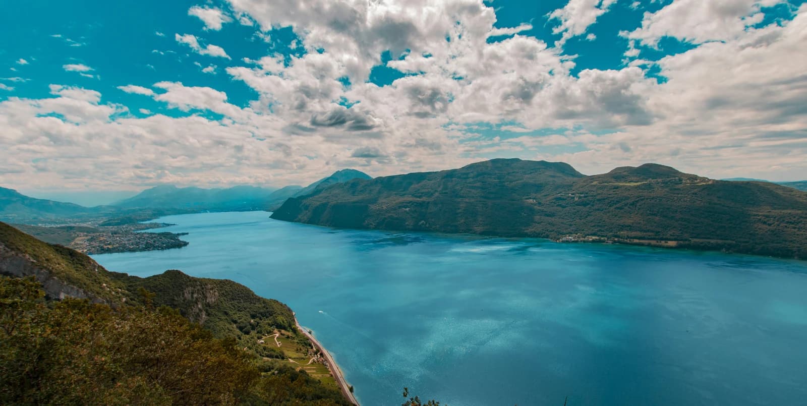 Vue du lac du Bourget depuis le belvédère de Bourdeau